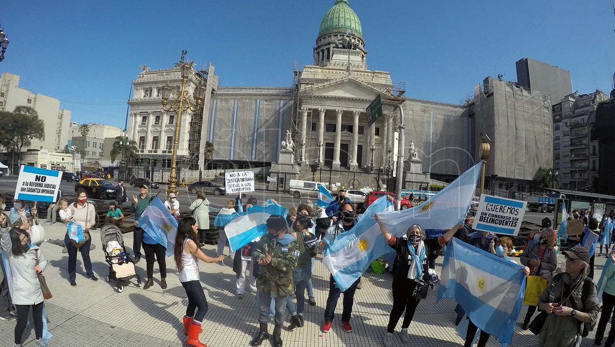 En las inmediaciones del Congreso se realiza una protesta en rechazo a la reforma judicial impulsada por el ejecutivo y que será tratada hoy en el recinto, tras obtener dictámen del plenario de comisiones del Senado