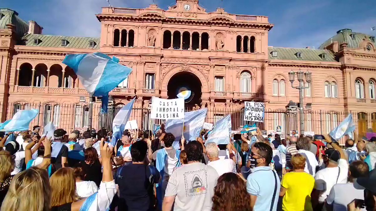 Ya los manifestantes se concentran en Plaza de Mayo, frente a la Casa Rosada, indignados por el escándalo de las VacunasVIP.   Se autoconvocaron a través de las redes sociales con la etiqueta 27FYoVoy
