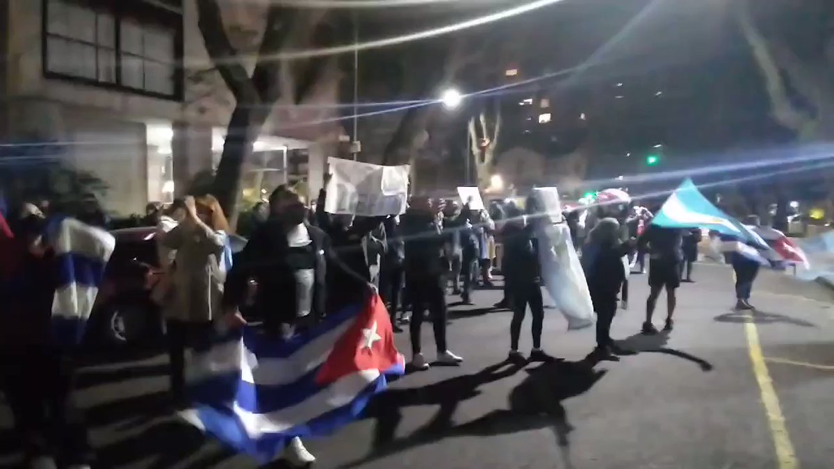 The cry of Cubans in Argentina protesting in front of the Cuban Embassy in Buenos Aires