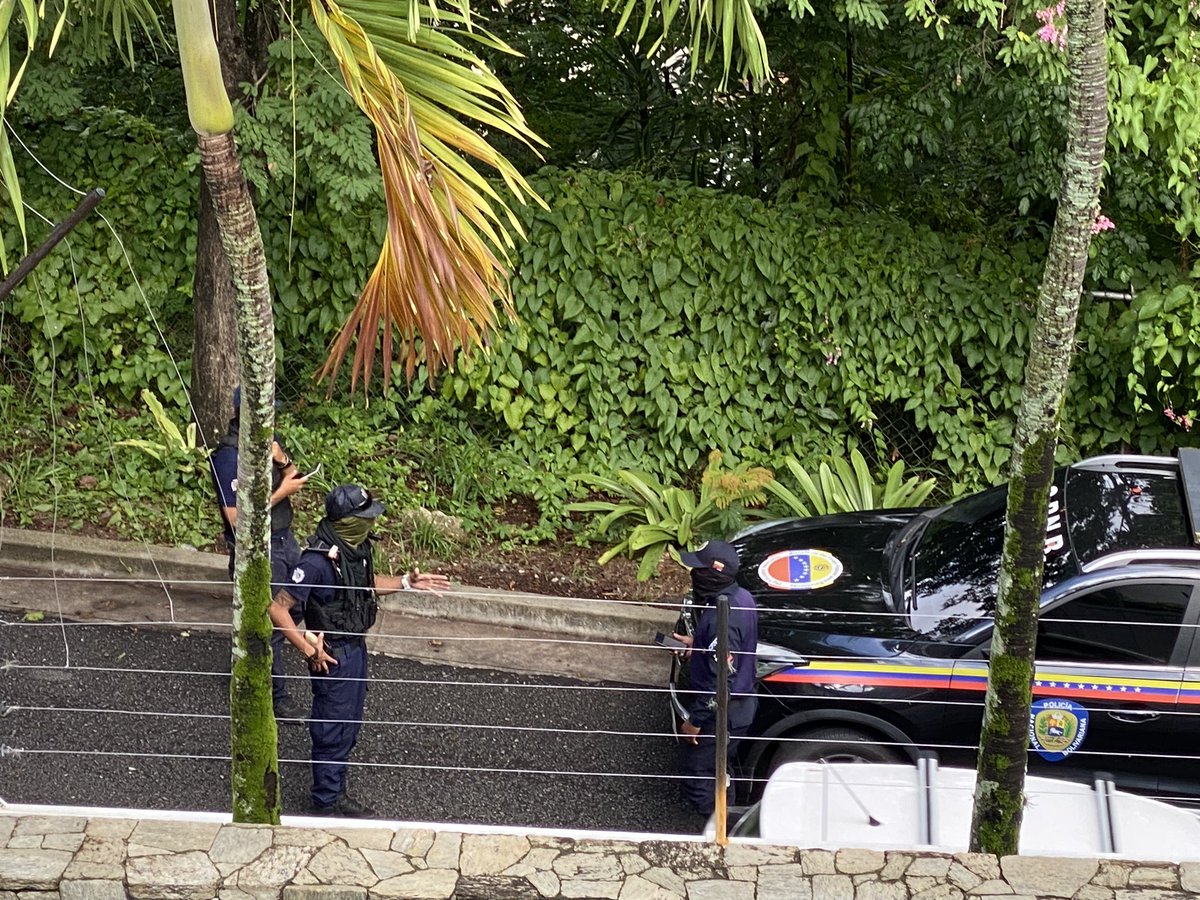 Situation an der argentinischen Botschaft in Venezuela um 8:55 Uhr. DAET-Patrouille und Beamte bleiben vor der diplomatischen Residenz