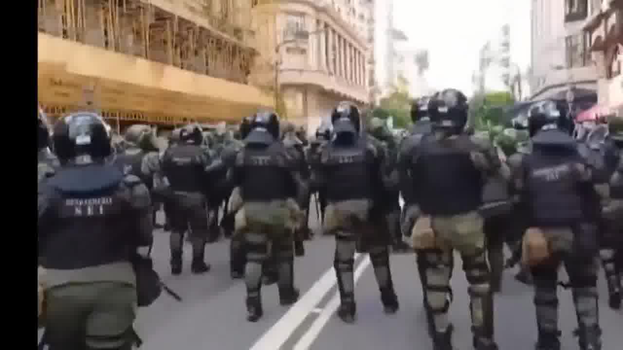 Die Policía comienza a lanzar bombas lacrimógenas gegen die Hinchas und Jubilados, die gegen die Medidas des Präsidenten Javier Milei, eines Kongressabgeordneten, protestieren.