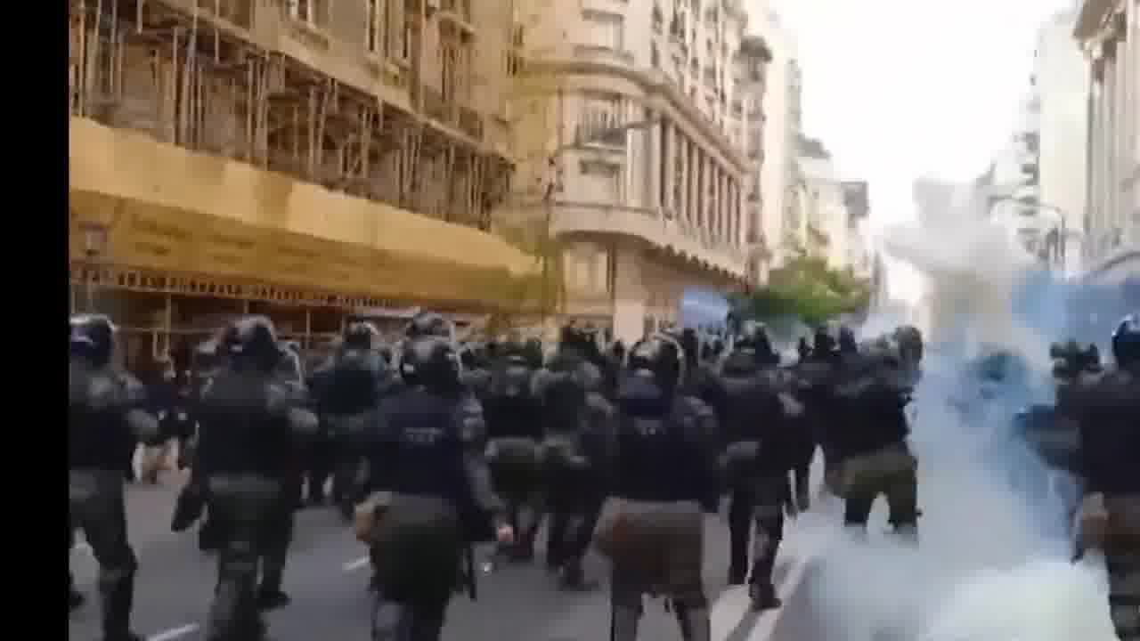 Policía comienza a lanzar bombas lacrimógenas contra los hinchas y jubilados que protestan contra las medidas del Presidente Javier Milei, un costado del congreso.