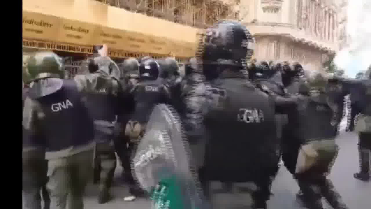 Policía comienza a lanzar bombas lacrimógenas contra los hinchas y jubilados que protestan contra las medidas del Presidente Javier Milei, un costado del congreso.