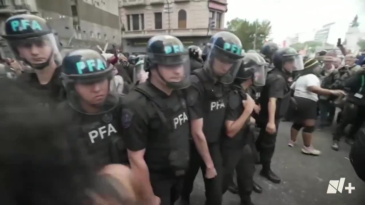 La Policía Federal Argentina עונה על גילוי נאות של מחאה מחאה בקונגרס בבואנוס איירס בניגוד לפוליטיקה של הנשיא חוויאר מיילי. וידאו: APTN