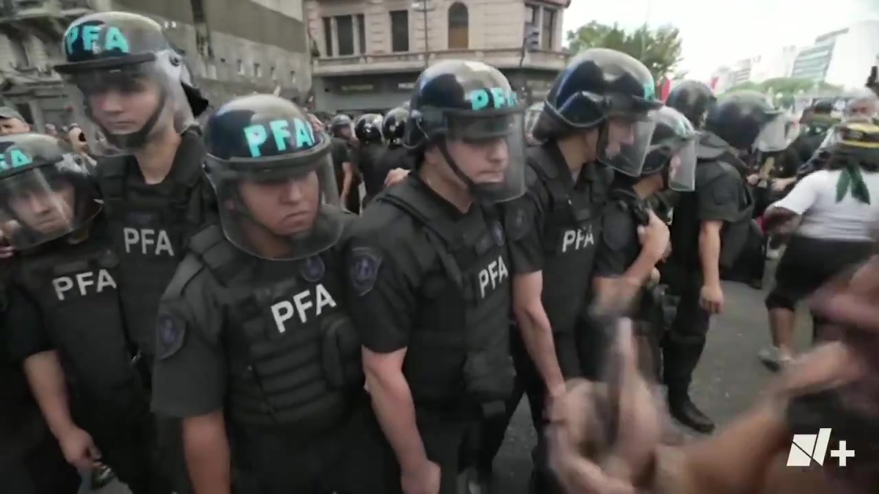 Die argentinische Bundespolizei antwortete mit einer Protestkundgebung gegen die Politik des Präsidenten Javier Milei über den Kongress in Buenos Aires. Video: APTN