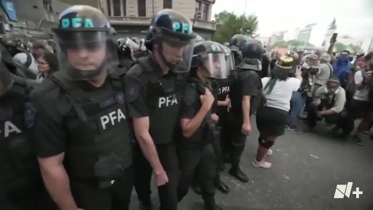 Die argentinische Bundespolizei antwortete mit einer Protestkundgebung gegen die Politik des Präsidenten Javier Milei über den Kongress in Buenos Aires. Video: APTN