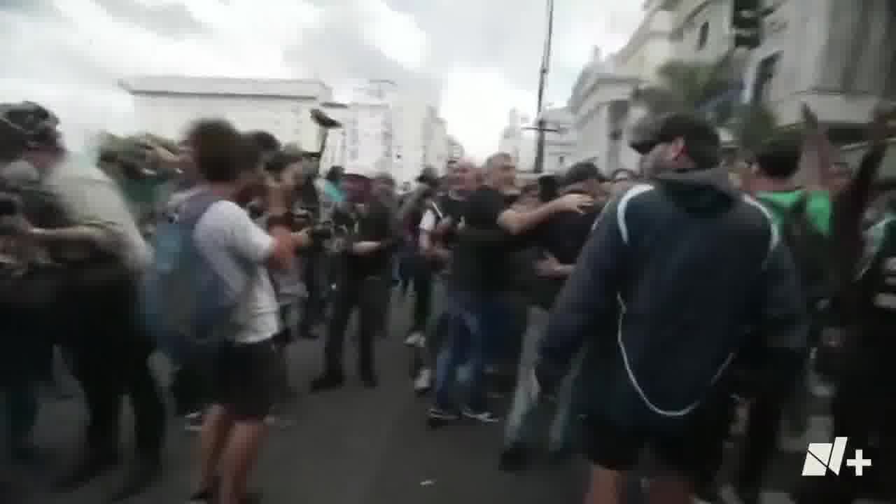 Die argentinische Bundespolizei antwortete mit einer Protestkundgebung gegen die Politik des Präsidenten Javier Milei über den Kongress in Buenos Aires. Video: APTN