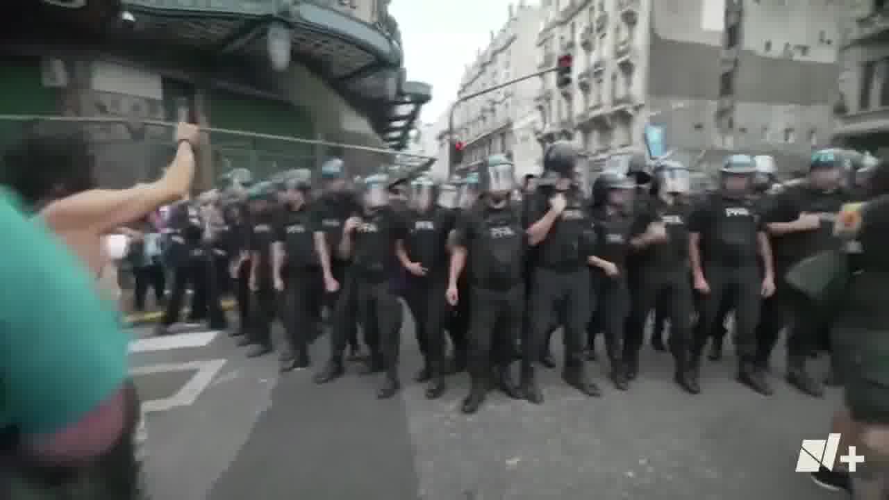 Die argentinische Bundespolizei antwortete mit einer Protestkundgebung gegen die Politik des Präsidenten Javier Milei über den Kongress in Buenos Aires. Video: APTN