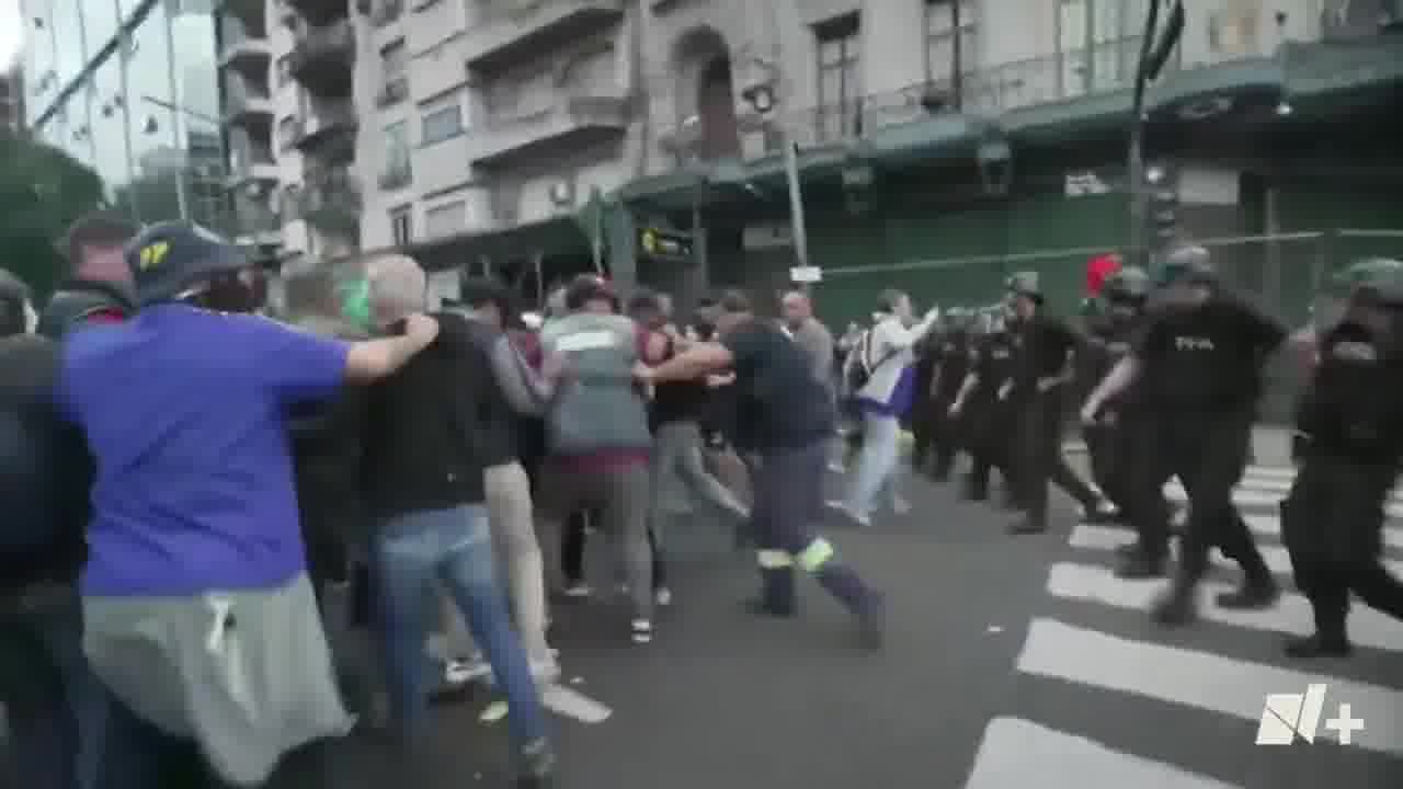 La Policia Federal Argentina odpowiada na manifestację protestancką cerca del Congreso w Buenos Aires przeciwko polityce prezydenta Javiera Milei. Wideo: APTN