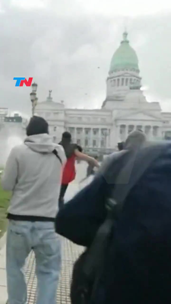 Argentina: Retirees' march: hooligans broke the sidewalks in Congress Square and threw stones at police.