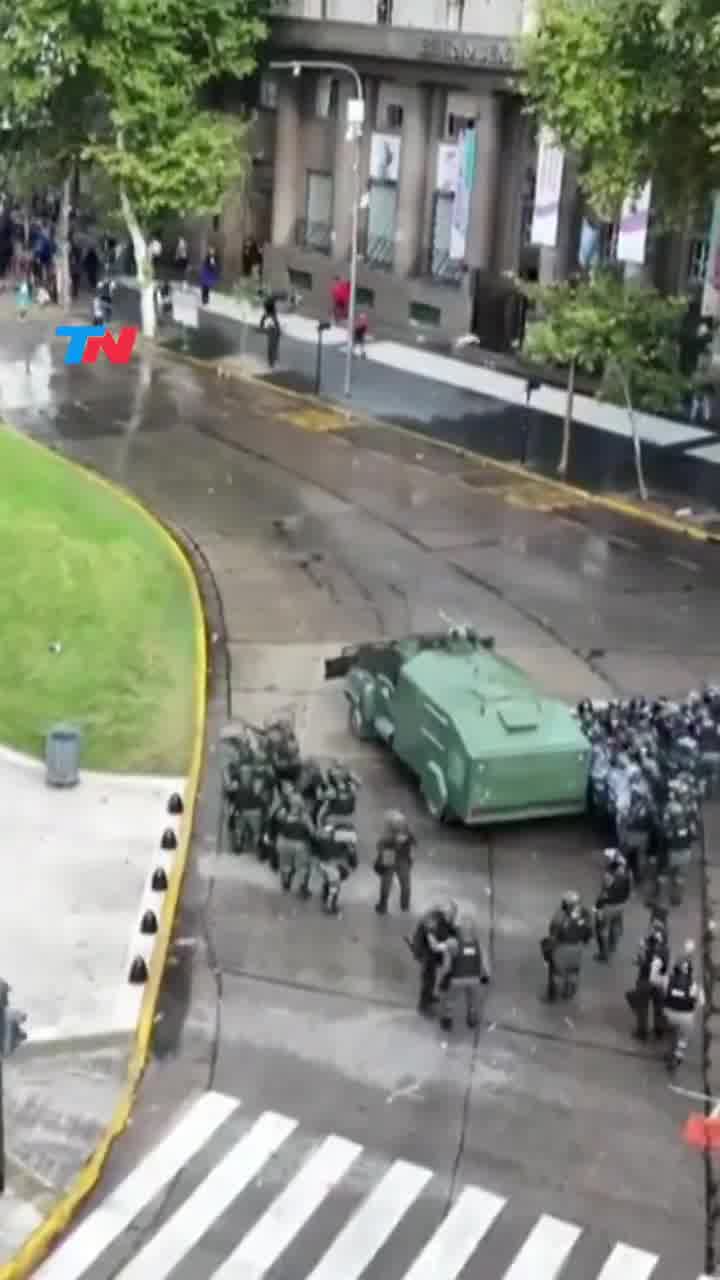 Argentina: Retirees' march: hooligans broke the sidewalks in Congress Square and threw stones at police.