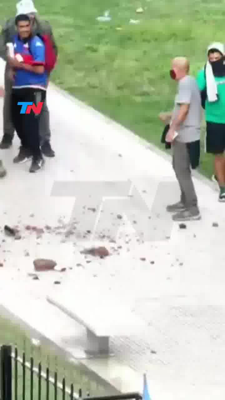 Argentina: Retirees' march: hooligans broke the sidewalks in Congress Square and threw stones at police.