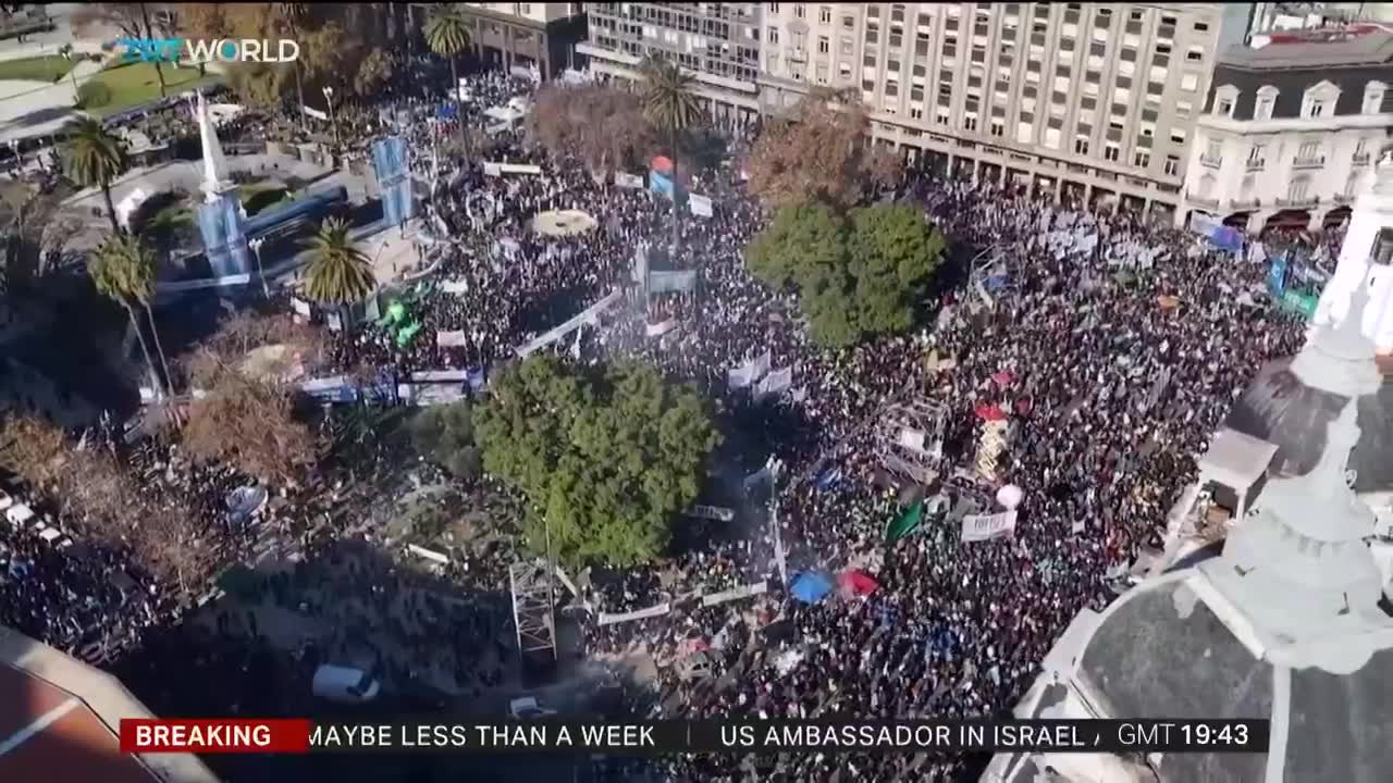 Zehntausende demonstrieren in Argentinien für die ehemalige Präsidentin Cristina Kirchner, die wegen Korruption eine sechsjährige Haftstrafe unter Hausarrest antritt.