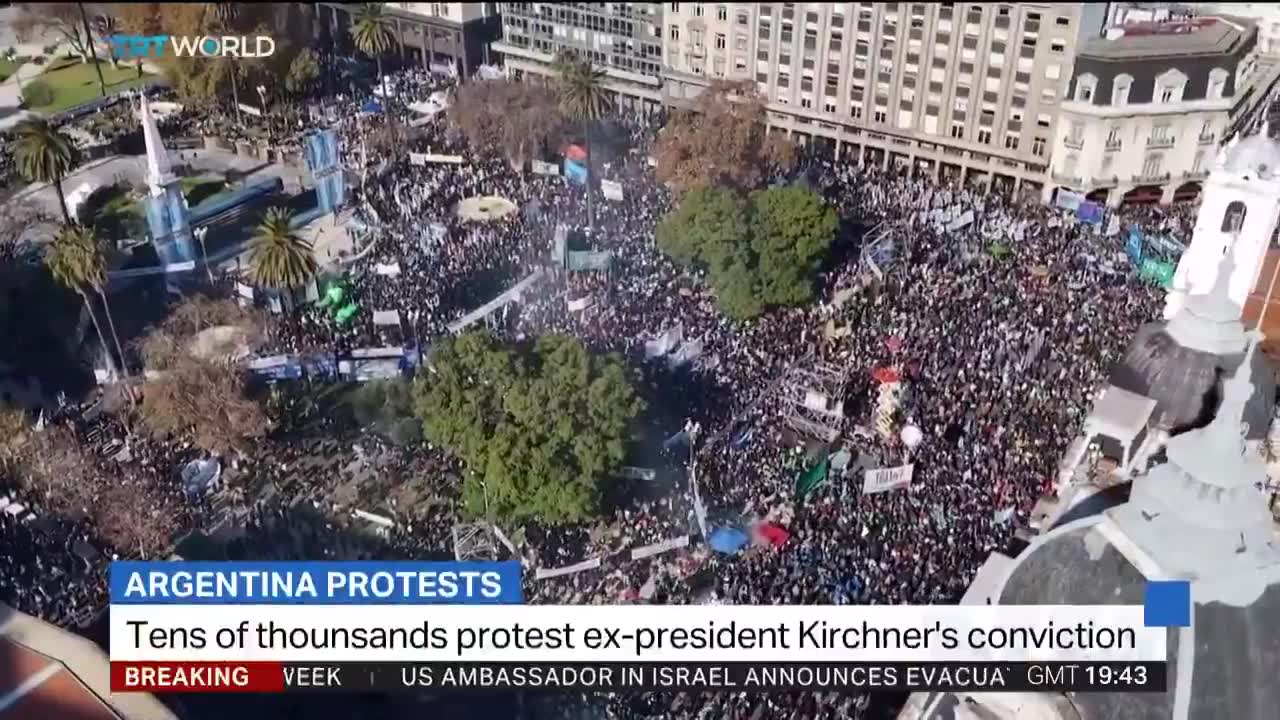 Zehntausende demonstrieren in Argentinien für die ehemalige Präsidentin Cristina Kirchner, die wegen Korruption eine sechsjährige Haftstrafe unter Hausarrest antritt.