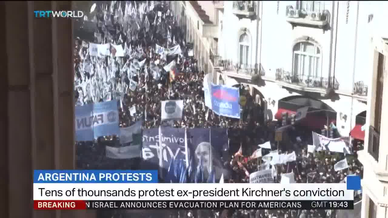 Zehntausende demonstrieren in Argentinien für die ehemalige Präsidentin Cristina Kirchner, die wegen Korruption eine sechsjährige Haftstrafe unter Hausarrest antritt.