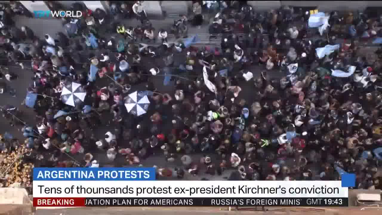 Zehntausende demonstrieren in Argentinien für die ehemalige Präsidentin Cristina Kirchner, die wegen Korruption eine sechsjährige Haftstrafe unter Hausarrest antritt.