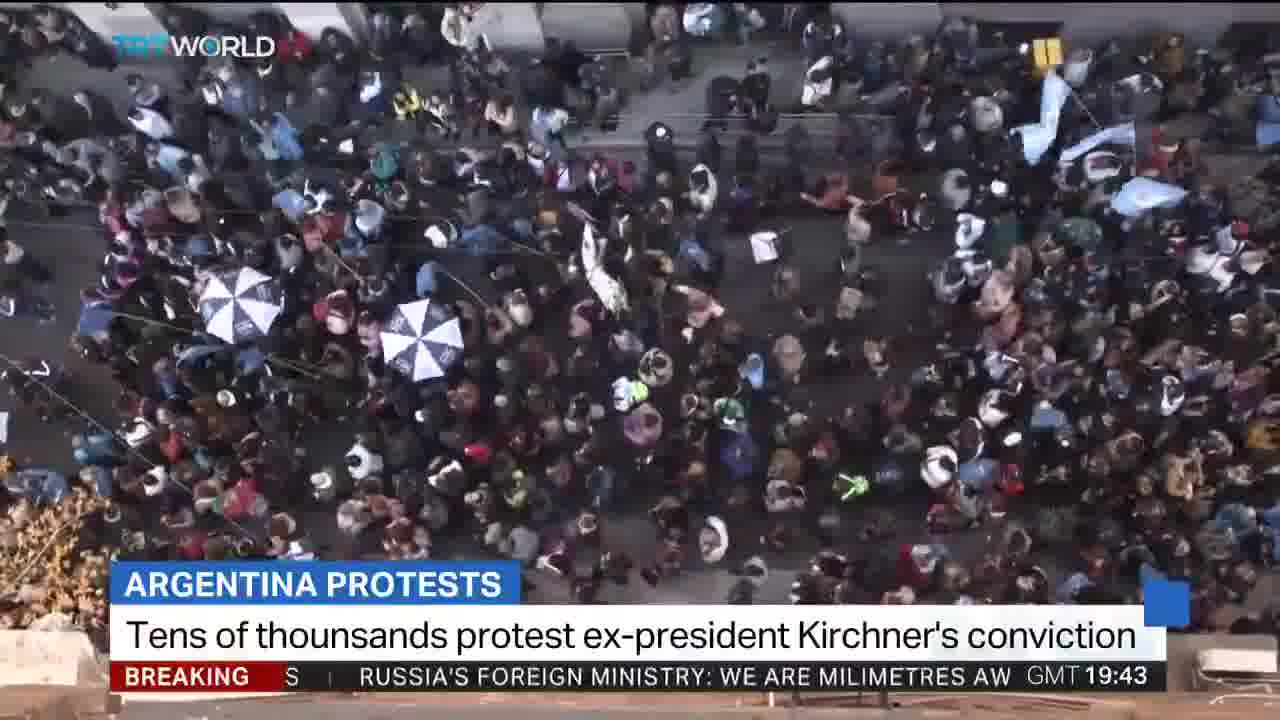 Zehntausende demonstrieren in Argentinien für die ehemalige Präsidentin Cristina Kirchner, die wegen Korruption eine sechsjährige Haftstrafe unter Hausarrest antritt.