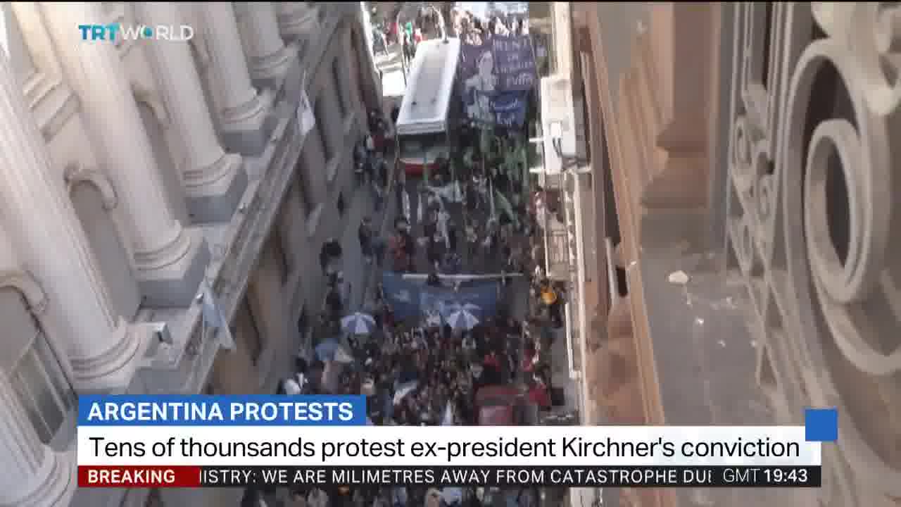 Zehntausende demonstrieren in Argentinien für die ehemalige Präsidentin Cristina Kirchner, die wegen Korruption eine sechsjährige Haftstrafe unter Hausarrest antritt.