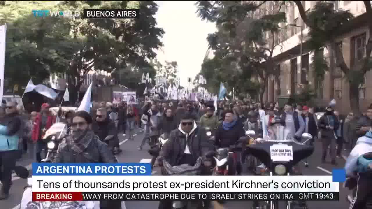 Zehntausende demonstrieren in Argentinien für die ehemalige Präsidentin Cristina Kirchner, die wegen Korruption eine sechsjährige Haftstrafe unter Hausarrest antritt.